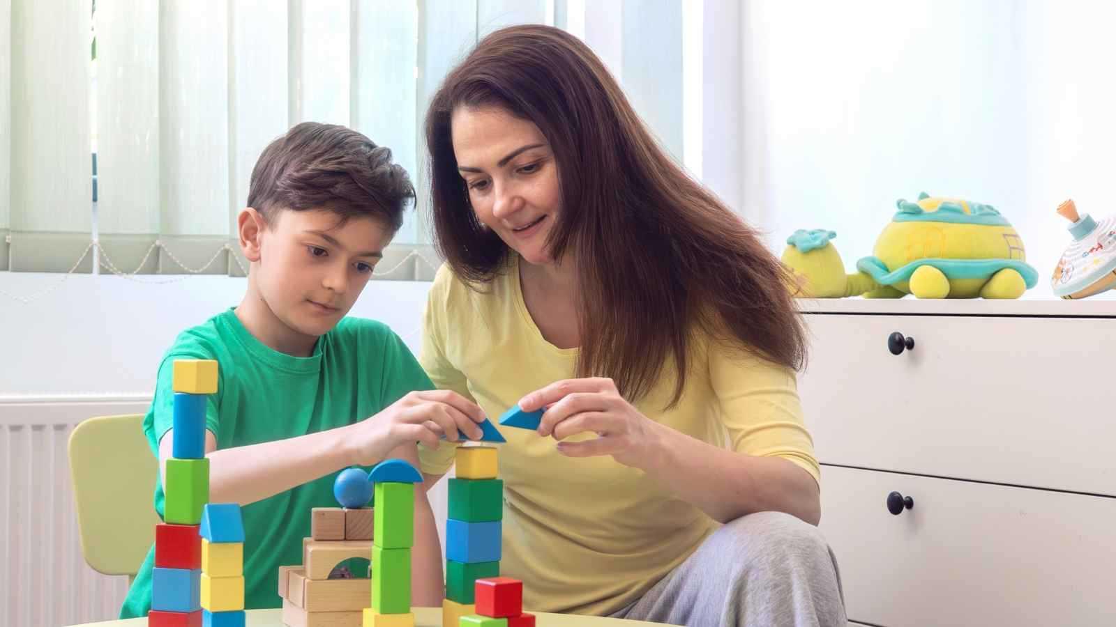 Família representando o acompanhamento de filho com autismo